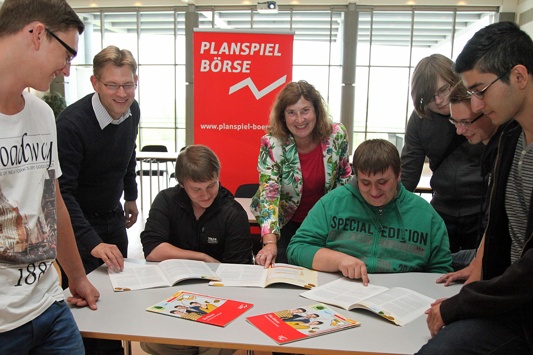 Birgit van den Berg, Lehrerin an der TBS 1, macht mit ihren Schülern wieder mit beim Planspiel Börse. 